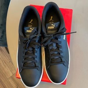 Black Mens size 10.5 mens soft foam Puma tennis shoe